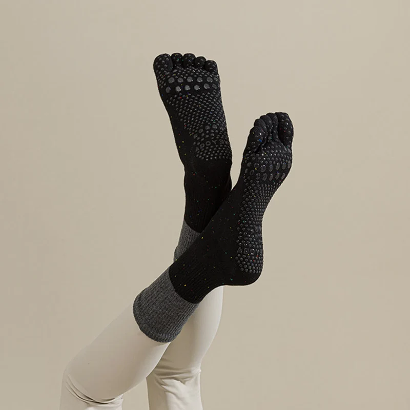 Olivenorma Mid-Calf Atmungsaktive Baumwoll-Yogasocken mit Blumenmuster, rutschfestem Griff und modischem Design für Damen.