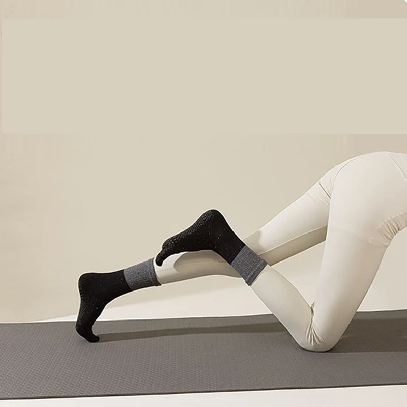 Olivenorma Mid-Calf Atmungsaktive Baumwoll-Yogasocken mit Blumenmuster, rutschfestem Griff und modischem Design für Damen.
