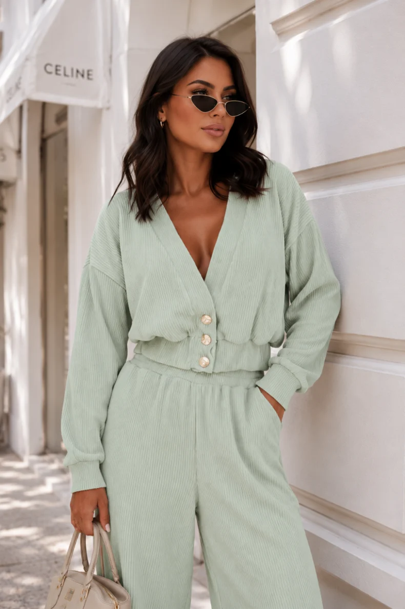 Modisches Set in Matcha-Grün - Weite Hose & V-Neck Sweater