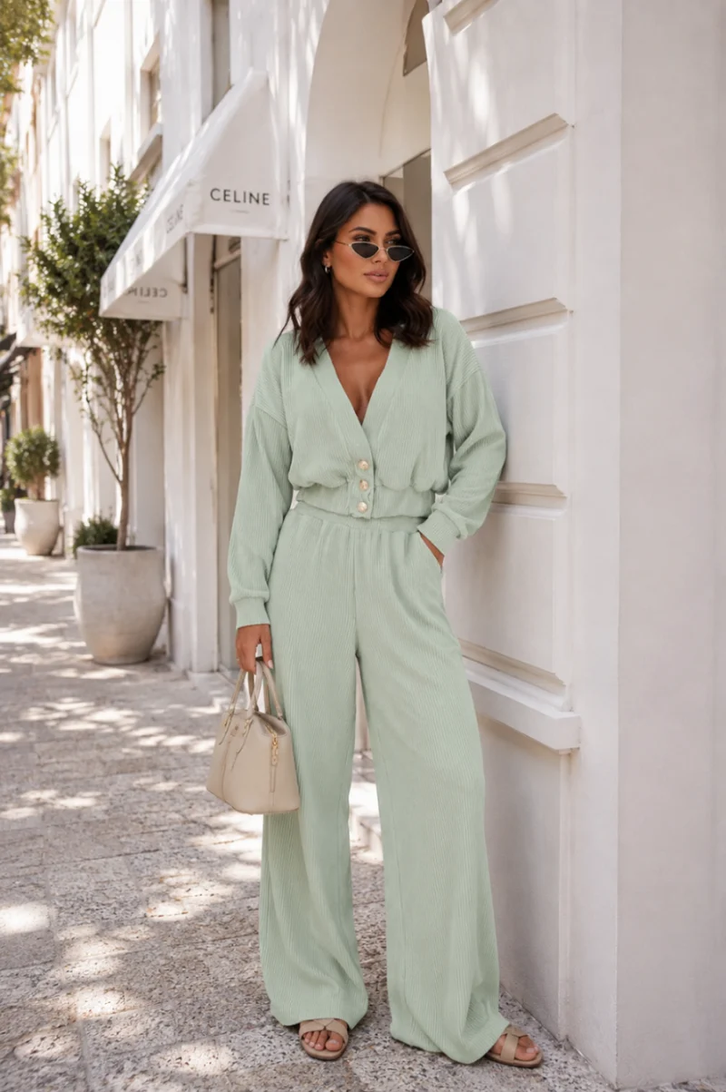 Modisches Set in Matcha-Grün - Weite Hose & V-Neck Sweater