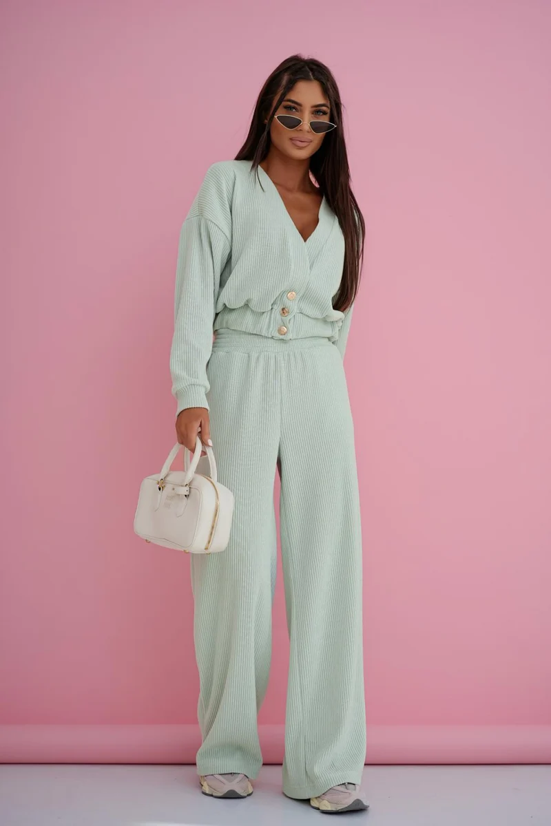 Modisches Set in Matcha-Grün - Weite Hose & V-Neck Sweater