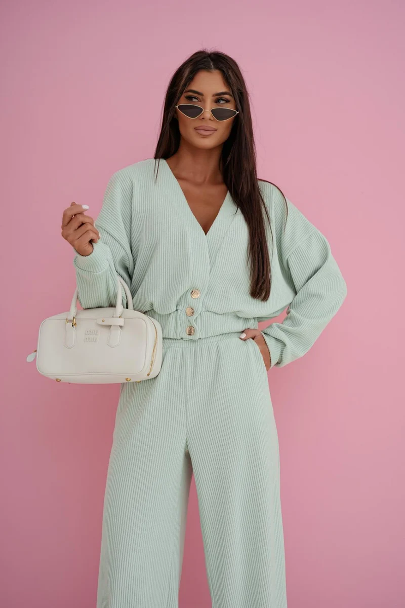 Modisches Set in Matcha-Grün - Weite Hose & V-Neck Sweater