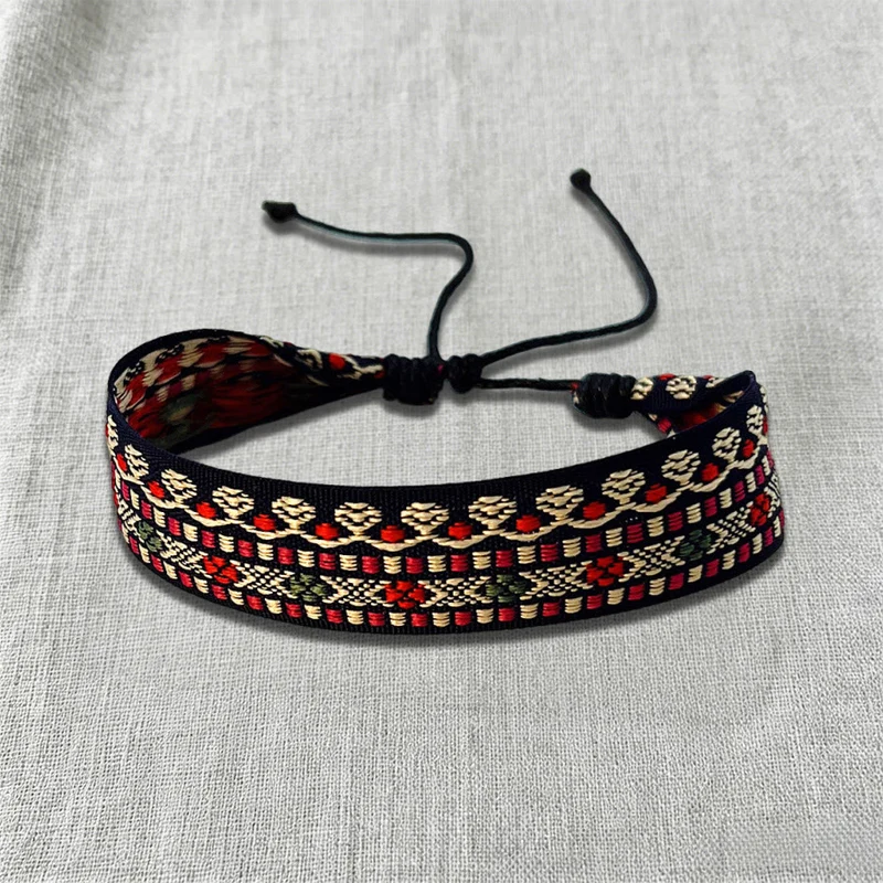 Olivenorma Armband mit kunstvollem Stammesmuster, handgewebt, ethnisch geflochten