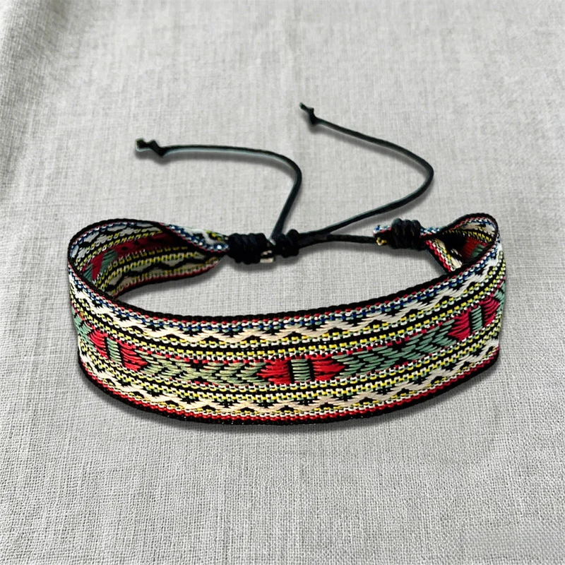 Olivenorma Armband mit kunstvollem Stammesmuster, handgewebt, ethnisch geflochten