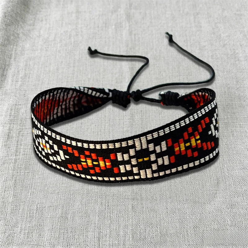 Olivenorma Armband mit kunstvollem Stammesmuster, handgewebt, ethnisch geflochten