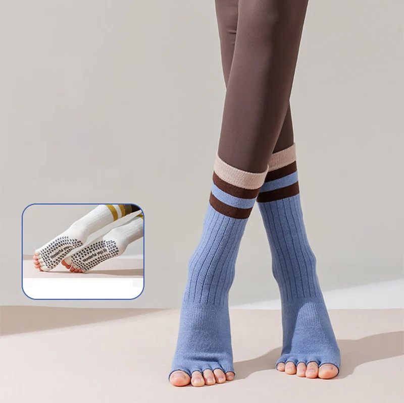 Olivenorma Wadenhohe Fünf-Zehen-Socken mit Kontrastbesatz, rutschfest, atmungsaktiv, aus Baumwolle, ideal für Yoga und Workout für Damen.