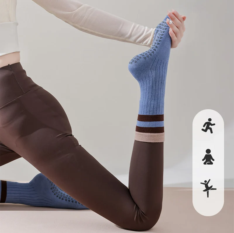 Olivenorma Wadenhohe Fünf-Zehen-Socken mit Kontrastbesatz, rutschfest, atmungsaktiv, aus Baumwolle, ideal für Yoga und Workout für Damen.