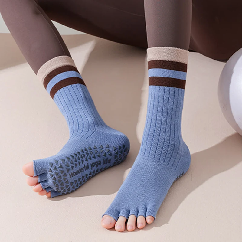 Olivenorma Wadenhohe Fünf-Zehen-Socken mit Kontrastbesatz, rutschfest, atmungsaktiv, aus Baumwolle, ideal für Yoga und Workout für Damen.