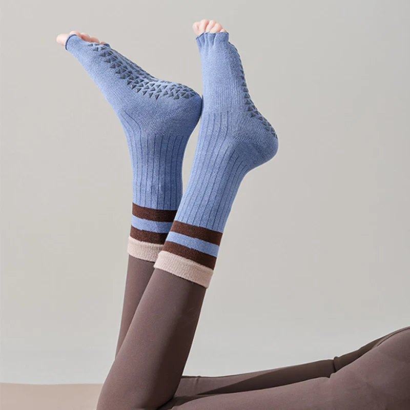 Olivenorma Wadenhohe Fünf-Zehen-Socken mit Kontrastbesatz, rutschfest, atmungsaktiv, aus Baumwolle, ideal für Yoga und Workout für Damen.