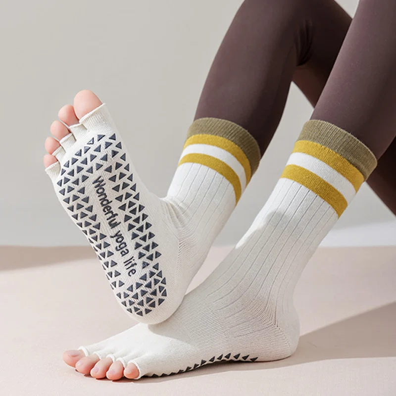Olivenorma Wadenhohe Fünf-Zehen-Socken mit Kontrastbesatz, rutschfest, atmungsaktiv, aus Baumwolle, ideal für Yoga und Workout für Damen.