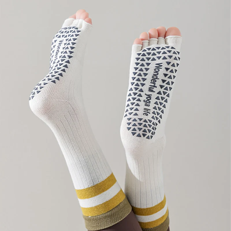 Olivenorma Wadenhohe Fünf-Zehen-Socken mit Kontrastbesatz, rutschfest, atmungsaktiv, aus Baumwolle, ideal für Yoga und Workout für Damen.