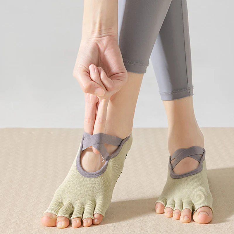 Olivenorma Zehenstegsocken mit offenem Rücken, fünf Zehen, Riemen, rutschfest, atmungsaktiv, aus Baumwolle, für Damen, ideal für Yoga und Workout.
