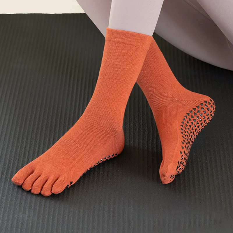 Olivenorma Mid-Calf Five-Toe Baumwoll-Yogasocken für Damen, atmungsaktiv, rutschfest, komfortabel und mit rutschfestem Griff