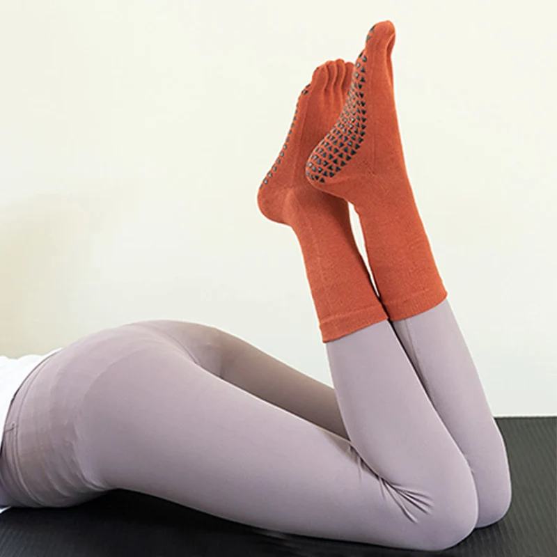 Olivenorma Mid-Calf Five-Toe Baumwoll-Yogasocken für Damen, atmungsaktiv, rutschfest, komfortabel und mit rutschfestem Griff