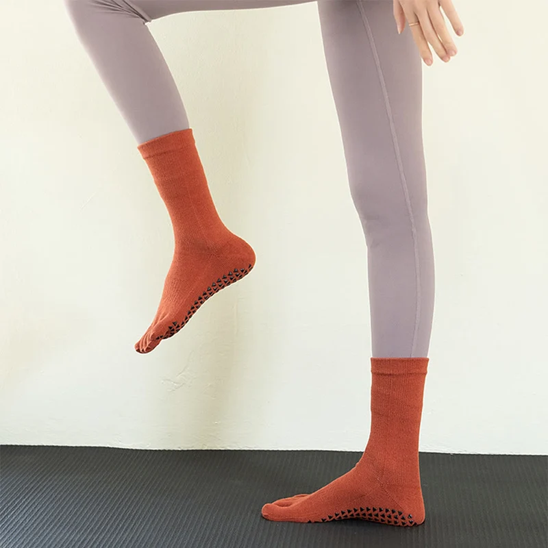 Olivenorma Mid-Calf Five-Toe Baumwoll-Yogasocken für Damen, atmungsaktiv, rutschfest, komfortabel und mit rutschfestem Griff