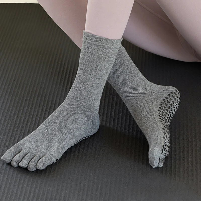 Olivenorma Mid-Calf Five-Toe Baumwoll-Yogasocken für Damen, atmungsaktiv, rutschfest, komfortabel und mit rutschfestem Griff