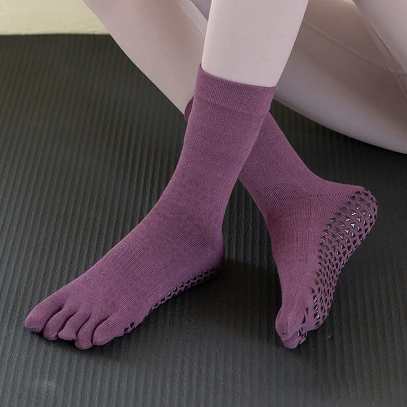 Olivenorma Mid-Calf Five-Toe Baumwoll-Yogasocken für Damen, atmungsaktiv, rutschfest, komfortabel und mit rutschfestem Griff