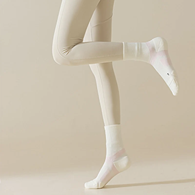 Olivenorma Wadenhohe, atmungsaktive Komfort-Socken mit Anti-Reibungs-Technologie für Pilates, Barre und Yoga – Damensocken