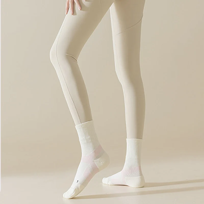 Olivenorma Wadenhohe, atmungsaktive Komfort-Socken mit Anti-Reibungs-Technologie für Pilates, Barre und Yoga – Damensocken