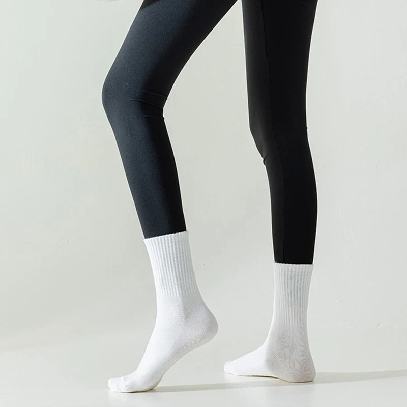 Olivenorma Zehenbedeckende, mittelhohe Baumwoll-Trainingssocken mit rutschfestem, atmungsaktivem Grip, bequeme, einfarbige Damen-Yogasocken