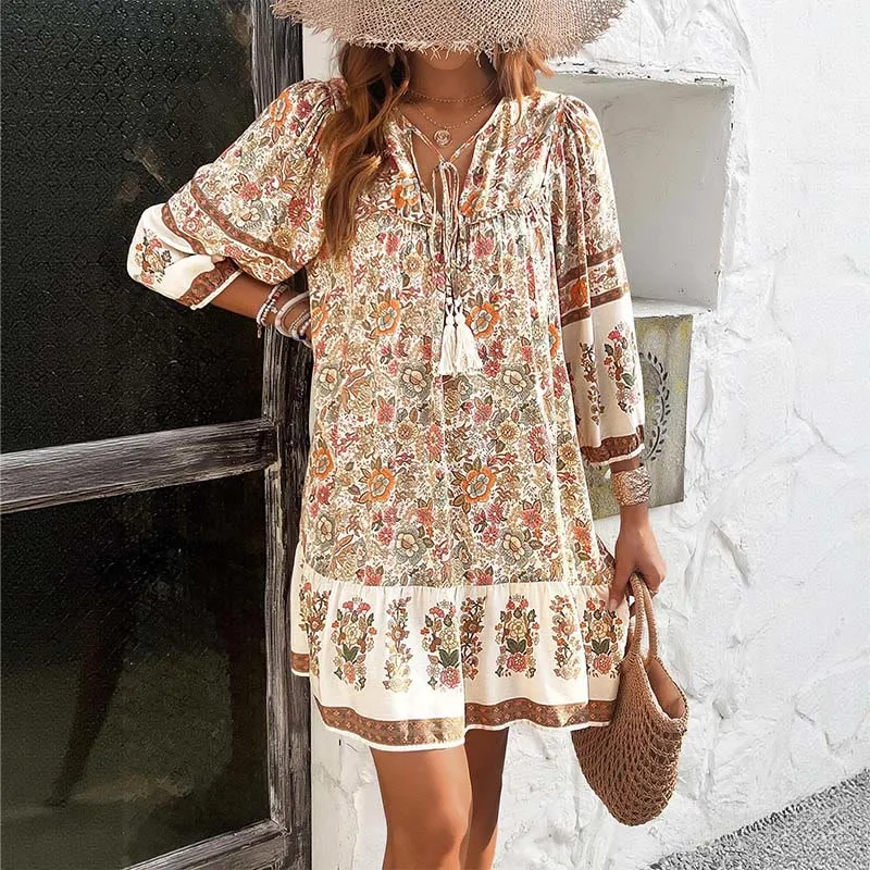 Olivenorma Sommerkleid aus Baumwolle mit V-Ausschnitt und Boho-Print