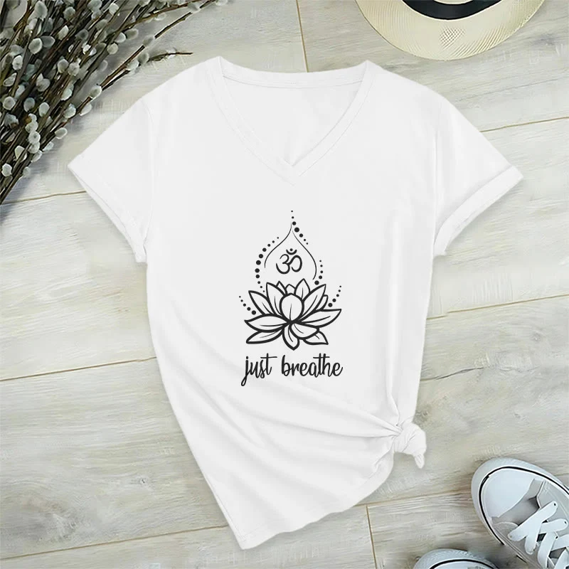Olivenorma „Just Breathe“ Yoga-Meditations-T-Shirt mit V-Ausschnitt