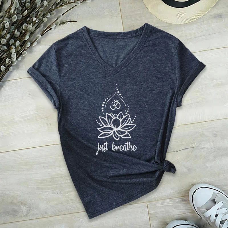 Olivenorma „Just Breathe“ Yoga-Meditations-T-Shirt mit V-Ausschnitt