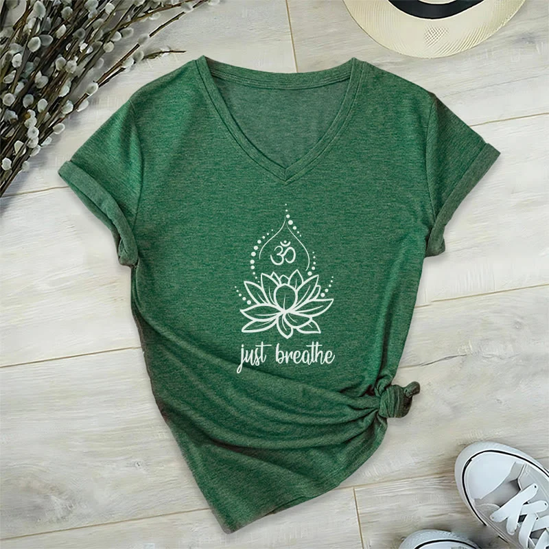 Olivenorma „Just Breathe“ Yoga-Meditations-T-Shirt mit V-Ausschnitt
