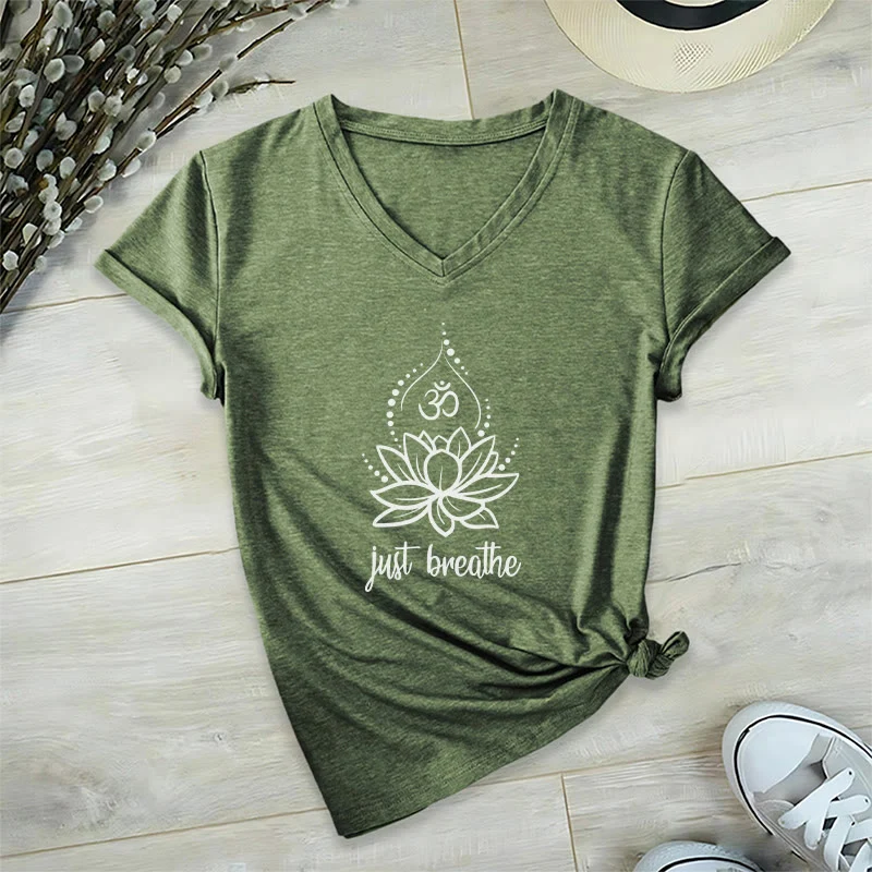 Olivenorma „Just Breathe“ Yoga-Meditations-T-Shirt mit V-Ausschnitt