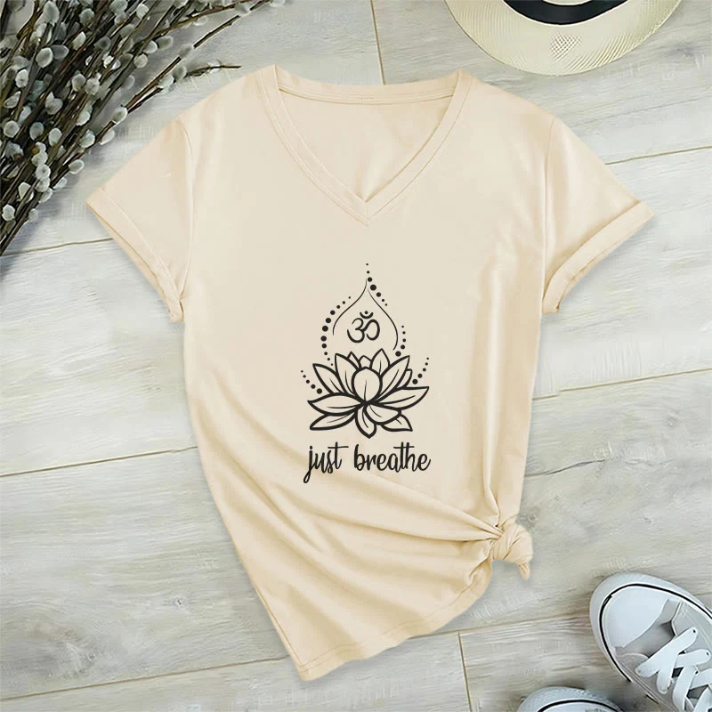 Olivenorma „Just Breathe“ Yoga-Meditations-T-Shirt mit V-Ausschnitt