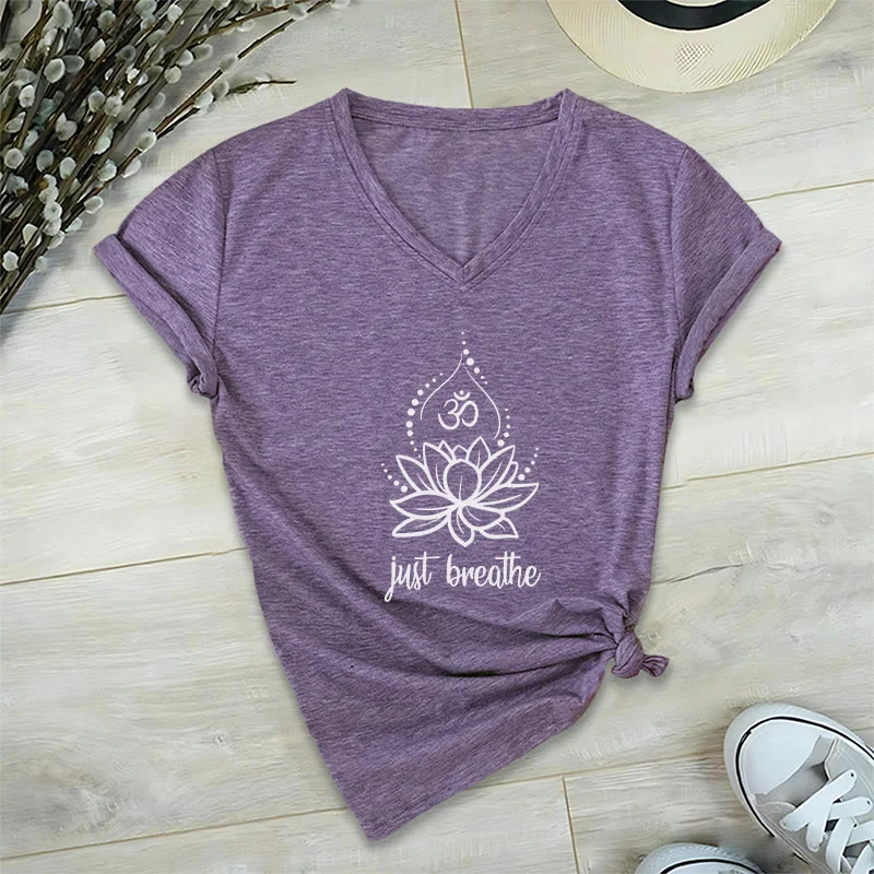 Olivenorma „Just Breathe“ Yoga-Meditations-T-Shirt mit V-Ausschnitt