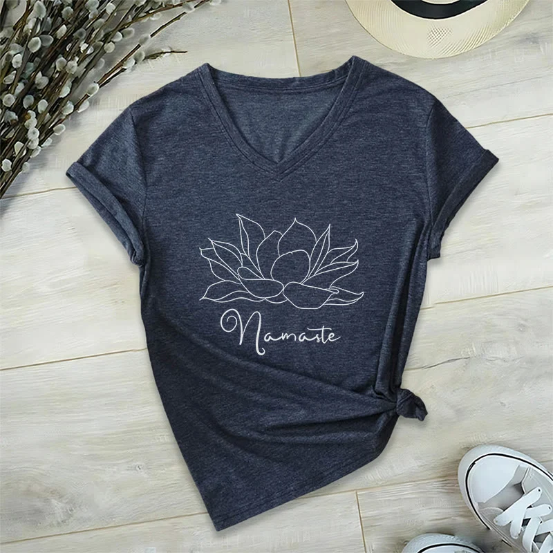 Olivenorma Übergroßes Namaste Yoga-T-Shirt mit V-Ausschnitt
