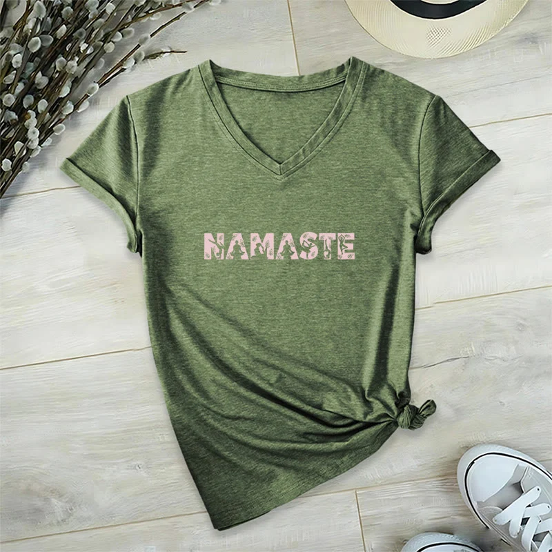 Olivenorma Minimalistisches Yoga Namaste Pose T-Shirt mit V-Ausschnitt