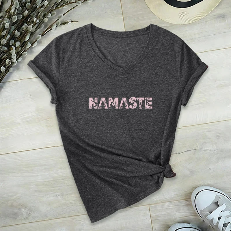 Olivenorma Minimalistisches Yoga Namaste Pose T-Shirt mit V-Ausschnitt