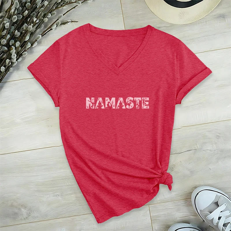 Olivenorma Minimalistisches Yoga Namaste Pose T-Shirt mit V-Ausschnitt