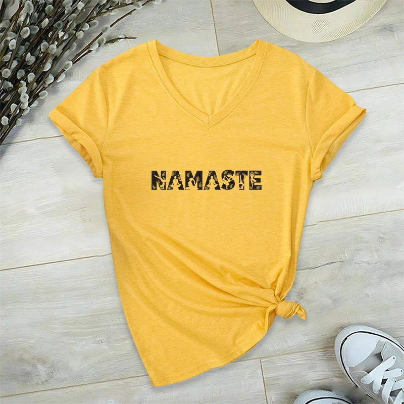 Olivenorma Minimalistisches Yoga Namaste Pose T-Shirt mit V-Ausschnitt