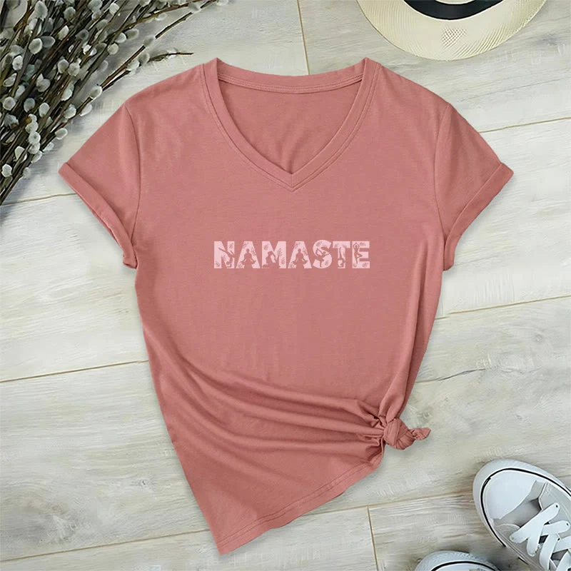 Olivenorma Minimalistisches Yoga Namaste Pose T-Shirt mit V-Ausschnitt