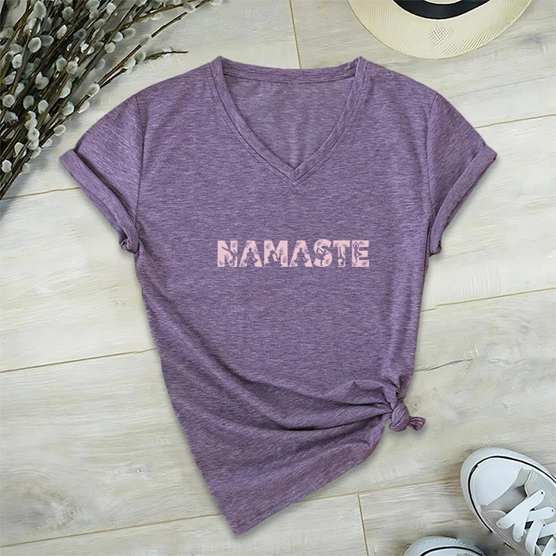 Olivenorma Minimalistisches Yoga Namaste Pose T-Shirt mit V-Ausschnitt