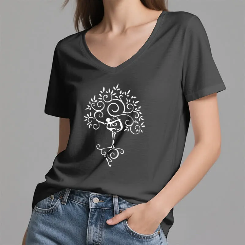 Olivenorma Yoga Baumpose T-Shirt mit V-Ausschnitt