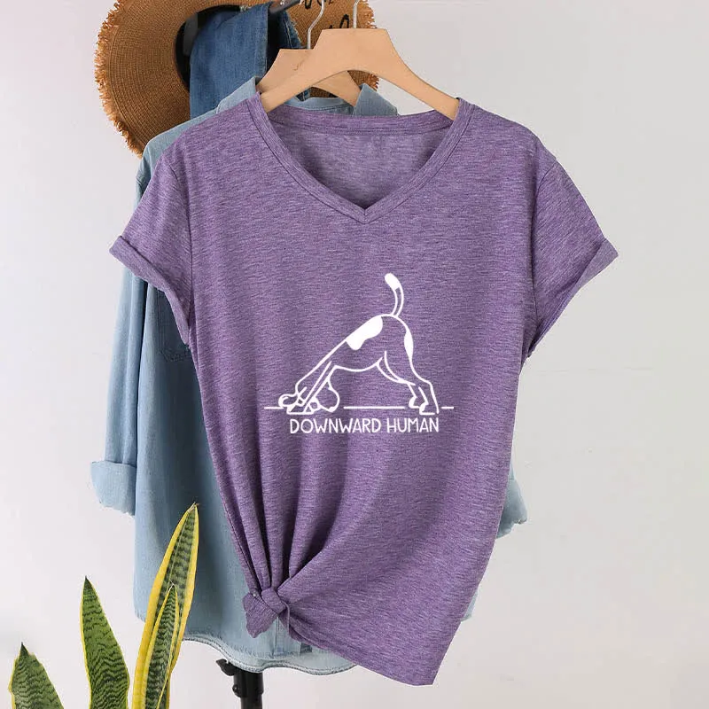 Olivenorma Downward-Facing Dog Yoga T-Shirt mit V-Ausschnitt