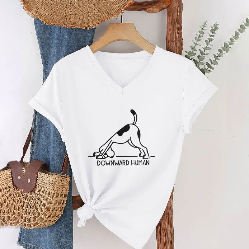 Olivenorma Downward-Facing Dog Yoga T-Shirt mit V-Ausschnitt
