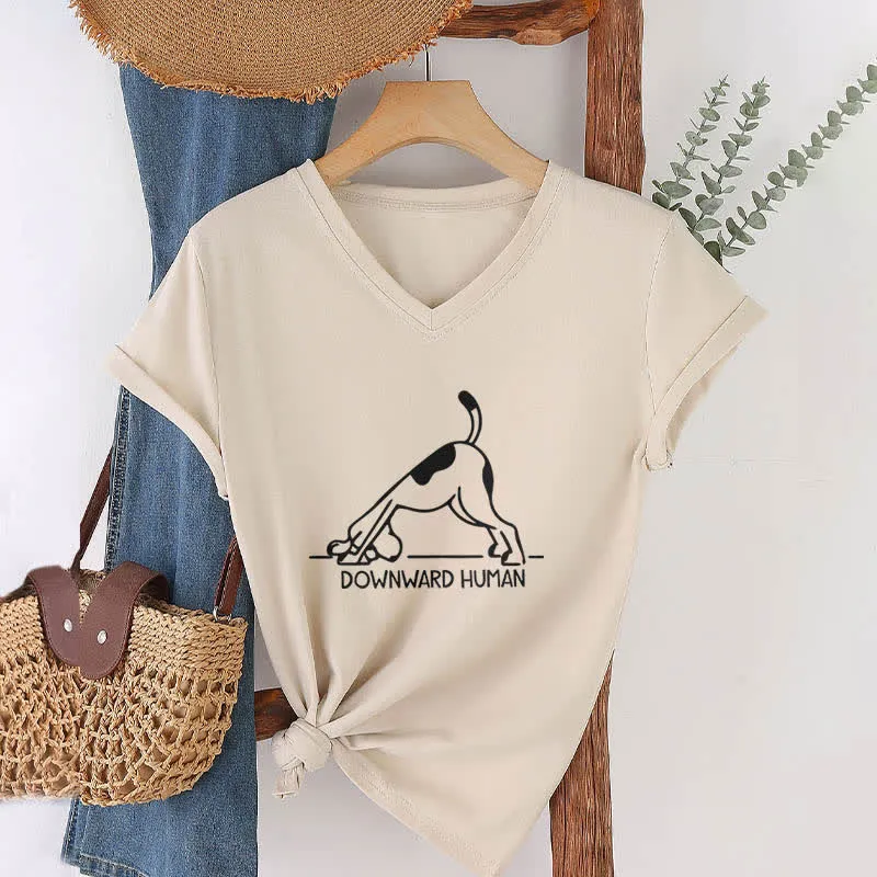 Olivenorma Downward-Facing Dog Yoga T-Shirt mit V-Ausschnitt