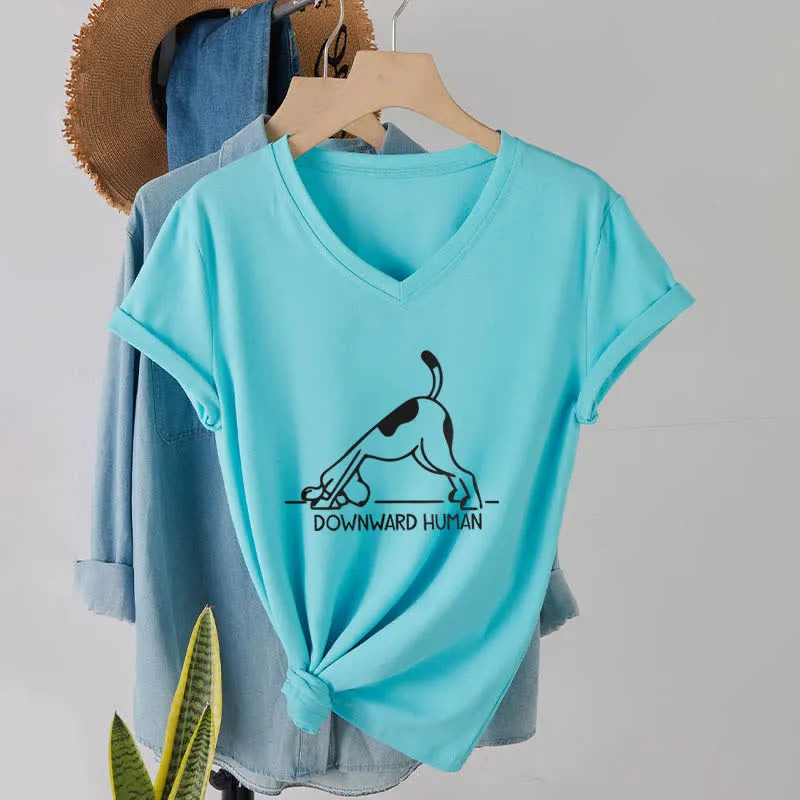 Olivenorma Downward-Facing Dog Yoga T-Shirt mit V-Ausschnitt