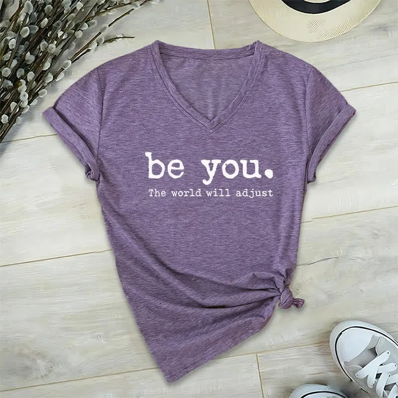 Olivenorma „Sei du selbst, die Welt wird sich anpassen“ T-Shirt mit V-Ausschnitt