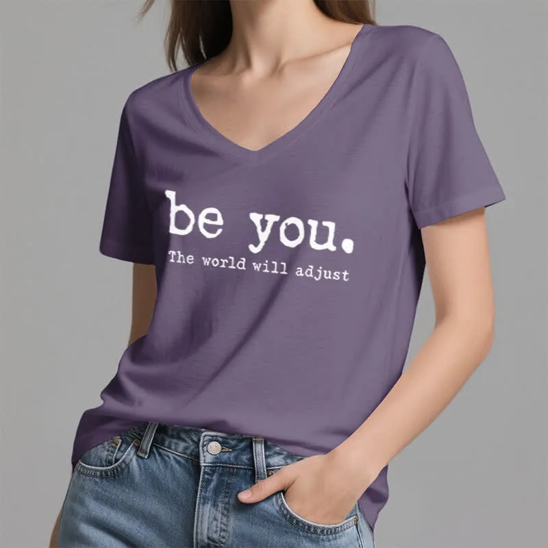 Olivenorma „Sei du selbst, die Welt wird sich anpassen“ T-Shirt mit V-Ausschnitt