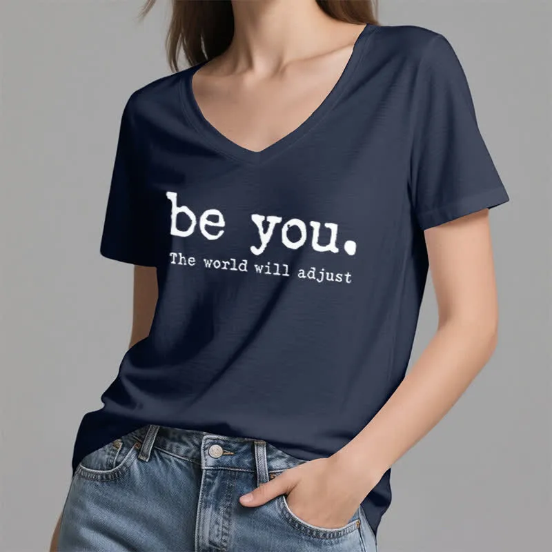 Olivenorma „Sei du selbst, die Welt wird sich anpassen“ T-Shirt mit V-Ausschnitt