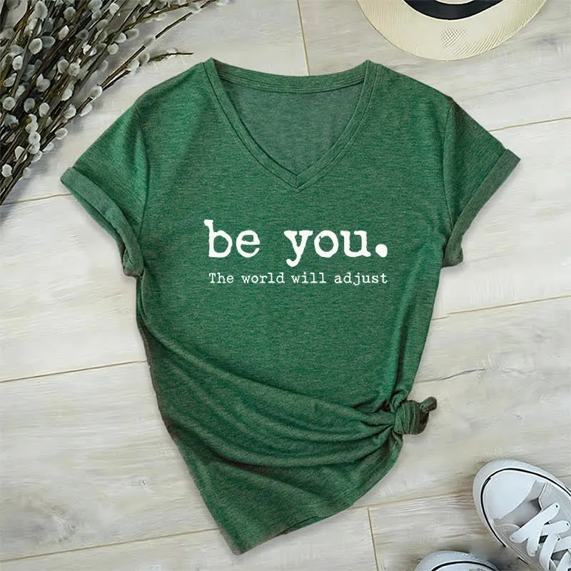 Olivenorma „Sei du selbst, die Welt wird sich anpassen“ T-Shirt mit V-Ausschnitt