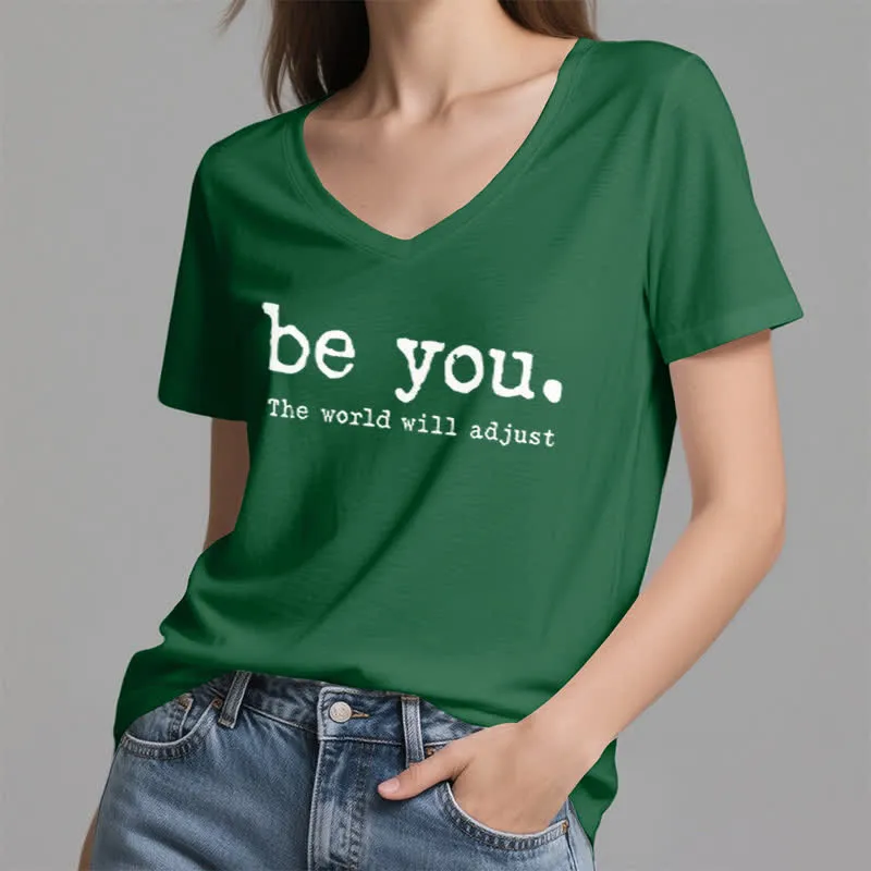 Olivenorma „Sei du selbst, die Welt wird sich anpassen“ T-Shirt mit V-Ausschnitt