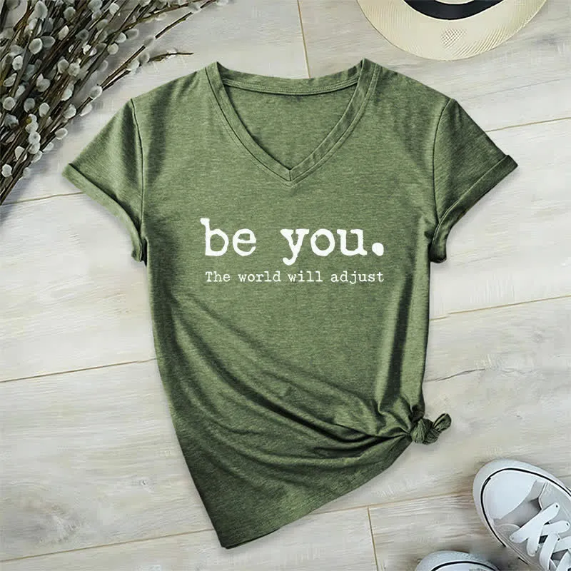 Olivenorma „Sei du selbst, die Welt wird sich anpassen“ T-Shirt mit V-Ausschnitt