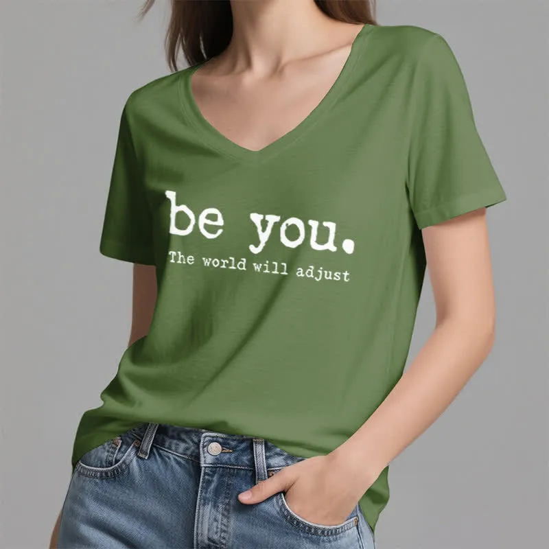Olivenorma „Sei du selbst, die Welt wird sich anpassen“ T-Shirt mit V-Ausschnitt